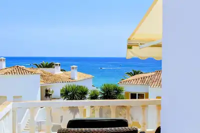 Image de Maison avec vue sur la mer et à seulement 3 min. à pied de la plage de sable