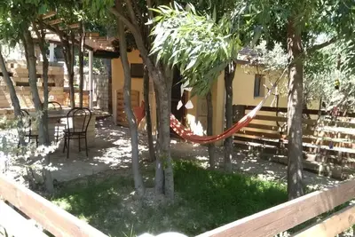 Image de Bubon - Parmi les plantes à quelques pas de la piscine