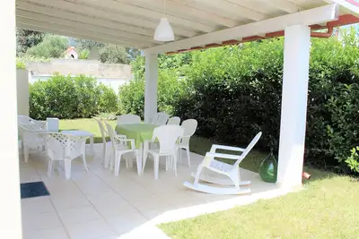 Image de Charmante maison entourée par c vert. a. 150 mt de la mer belle