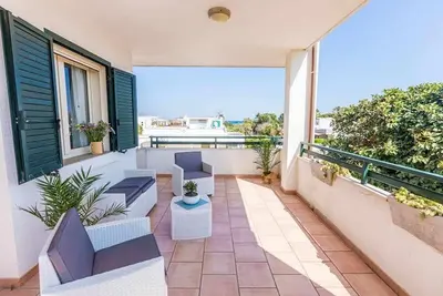 Image de Vue mer, terrasse, place de parking, plages des sables à 150m, Réserve à 3km