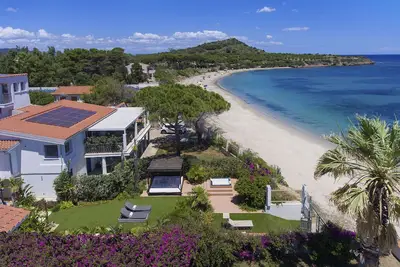 Image de Maison avec jardin de luxe et accès direct à la plage