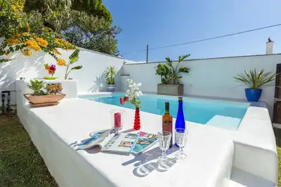 Maison Ibicenca Conil, près de la plage, parking, jardin, solarium, barbecue.