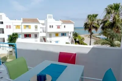 Image de Appartement De Plage De PREMIÈRE Ligne Avec Vue Sur La Mer. Wifi