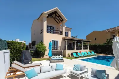 Image de Superbe 5 chambres, 4. 5 salles de bains Villa avec piscine privée et jardin.