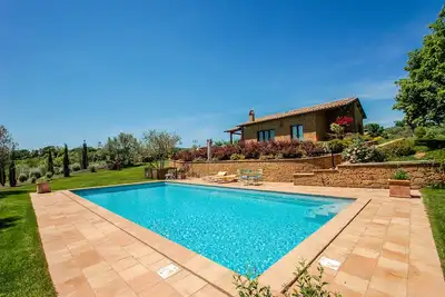 Image de Maison avec piscine privée, climatisation et Wi-fi à 500m du lac. Belle vue! ! ! !