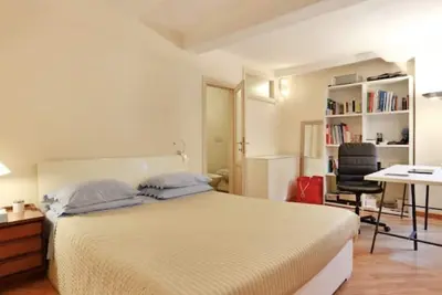 Image de Nice Apt à l'intérieur du mur près de la gare