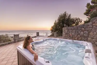 Image de Villa de luxe avec bains à remous panoramiques à Ischia, près de la côte amalfitaine