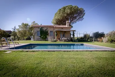 Image de Maison de campagne à la saveur country, piscine privée et pergola romantique