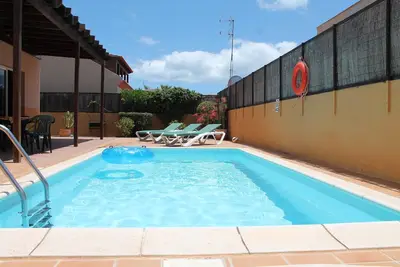 Image de Villa privée de 3 chambres à Corralejo avec WiFi et piscine chauffée, Uktv