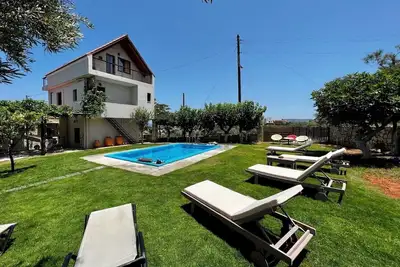 Image de À distance de marche de la plage, taverne, épicerie ★ Vue sur la mer ★ Piscine privée