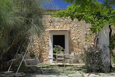 Image de Masseria Ortensia. Jardin avec balançoire, hamac, transat. Près de la mer.