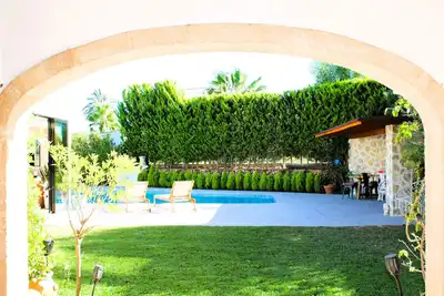 Image de Villa traditionnelle rustique avec jardins privés et piscine