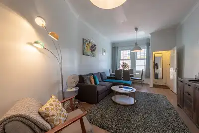 Spacieux bien décoré 2- Bed 1- Bath Apt - propre central, WiFi gratuit 6-8 personnes