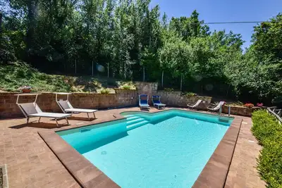 Image de Maison avec piscine privée, jardin clôturé, climatisation, Wi-fi à 12km du lac