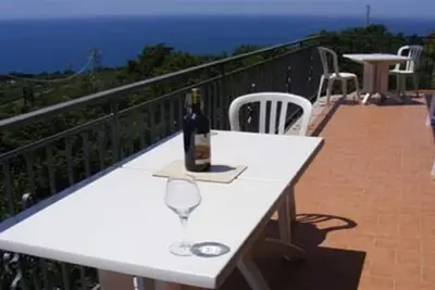 Image de Superbe appartement familial avec vue panoramique sur la mer à couper le souffle