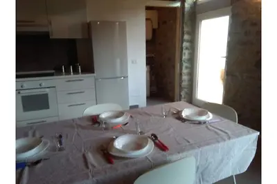 Image de Cet appartement récemment rénové avec des murs intérieurs en pierre.