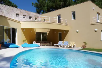 Image de Villa moderne et brillante dans un Golf Resort près de la plage et du LiSBON