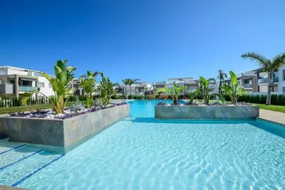 Image de Appartement de 2 chambres situé dans de beaux jardins paysagers avec sauna piscine wifi et salle de gym