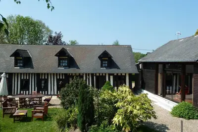 Image de Salle de jeux, cheminée et jardin!