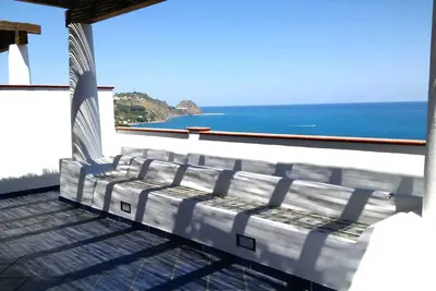 Appartement de deux pièces avec vue sur la mer et les îles Éoliennes à seulement 3 'de la plage de San Gregorio