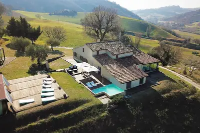 Image de Ferme exclusive dans les collines d'Urbino. Idéal pour 10 personnes.
