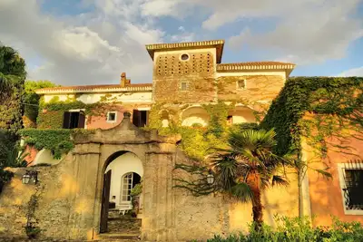 Image de Maison historique dans le vert, mais à quelques pas de la mer.