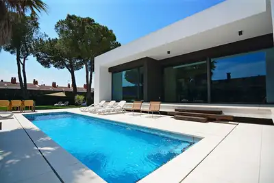 Image de Blanca: Villa moderne avec piscine et jardin privée
