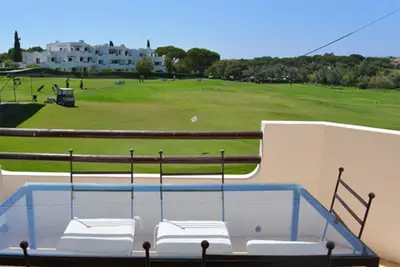 Image de Appartement de 2 chambres avec vue sur le golf à Balaia Golf Village