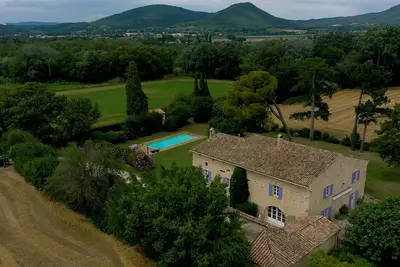 Image de Grande maison provençale avec piscine privatisée