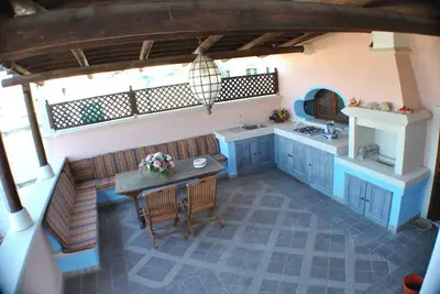 Image de Maison de prestige dans la vieille ville d'Otrante, en face du château, surplombant la mer.