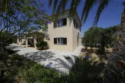 Image de Villa de 4 chambres dans un endroit paisible, avec A / C, piscine privée, jardin, espace barbecue.