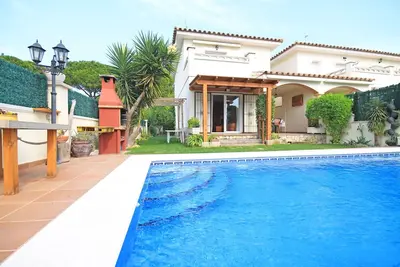 Image de Amelia: Maison moderne avec piscine et jardin près de la plage