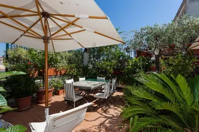 Image de TreasureRome Daphne Terrace Suite 2br