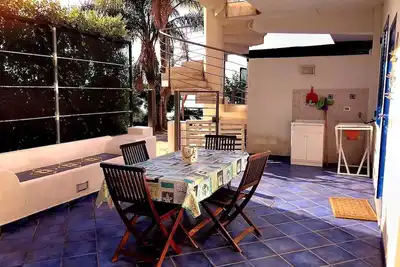 Appartement d'une chambre de style éolien avec grande terrasse donnant sur la mer