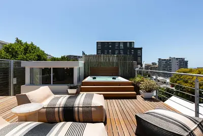 Image de Maison de ville calme dans la ville, avec terrasse sur le toit, jacuzzi et vue à 360 degrés
