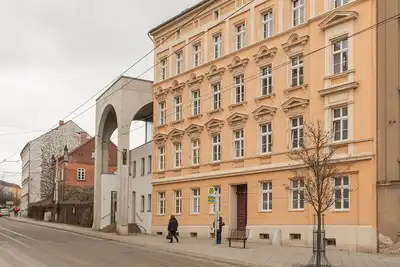 Image de Maisons en ville, emplacement directement à côté de la tombe sainte