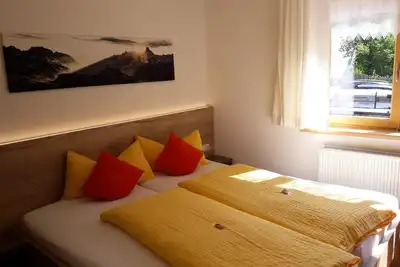 Image de Nouveau, WiFi gratuit, jardin, pelouse, aire de jeux, magnifique décor de montagne,