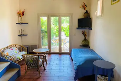 Image de Location, piscine, jardin clôturé, chiens acceptés, wifi, parking privé, clim