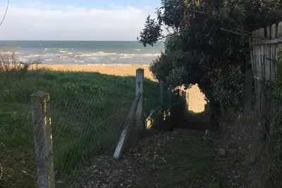 Image de La mer et la plage à la sortie de la villa, dans un quartier très calme