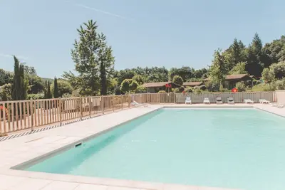 Image de Chalet avec Piscine de saison proche Cahors dans résidence vacances***