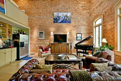 Image de Loft de luxe dans le quartier le plus excitant du centre-ville de Greenville! !