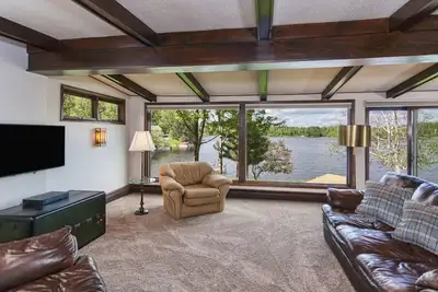 Image de Duluth Lake Home Grande Famille De Rassemblement Sur Un Lac Magnifique Comprenant Un Quai.