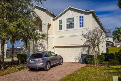 Image de Belle villa familiale de luxe avec 4 chambres, 3 salles de bains avec piscine près de Disney! !