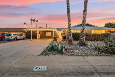Image de Spacieuse avec piscine chauffée et bain à remous