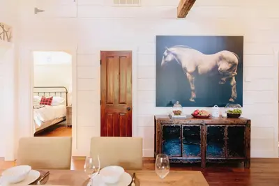 Image de Haute pruche. En ville. Marchez partout. Cheminée. Clôture. Animaux domestiques