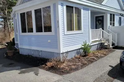 Image de Cute year round duplex unit with bonus private living room - Comes with golf cart!
