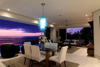 Image de 3400 Sqf Penthouse de luxe 5 chambres avec piscine privée à débordement chauffée pour 10 personnes