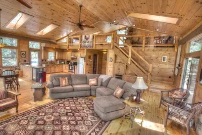 Image de Plan d'étage ouvert spacieux près des chutes de Chota