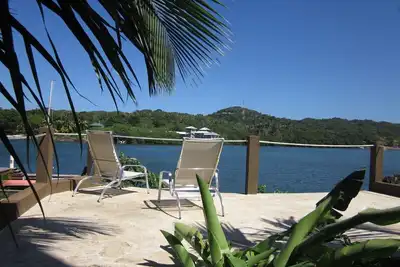 Image de Condo de luxe au bord de l'eau avec piscine, quai et jardins