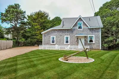 Image de Maison historique de Cape Cod avec confort moderne et emplacement imbattable! ! !